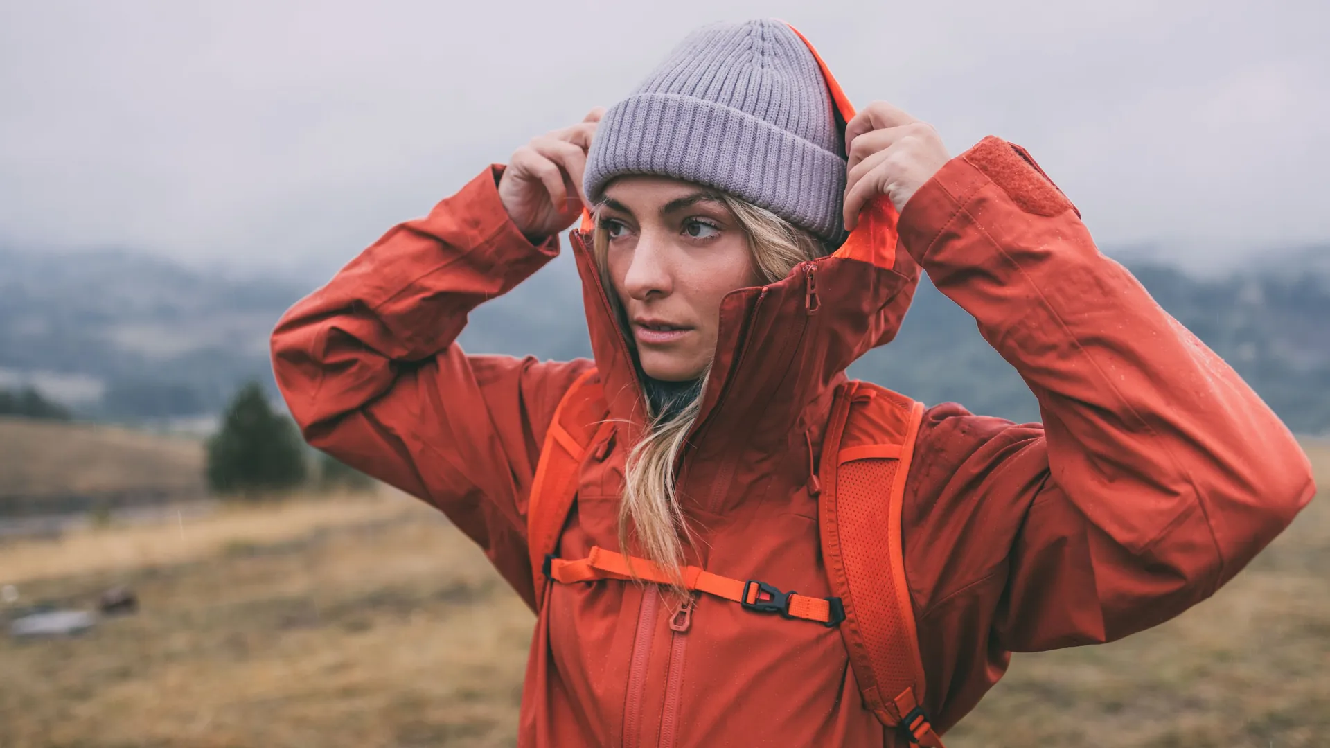 FRILUFTS Store -FRILUFTS Store eine damen outdoorjacke bietet optimalen schutz gegen regen und starken wind sodass sie fuer jedes wetter bestens gewappnet sind symbolbild